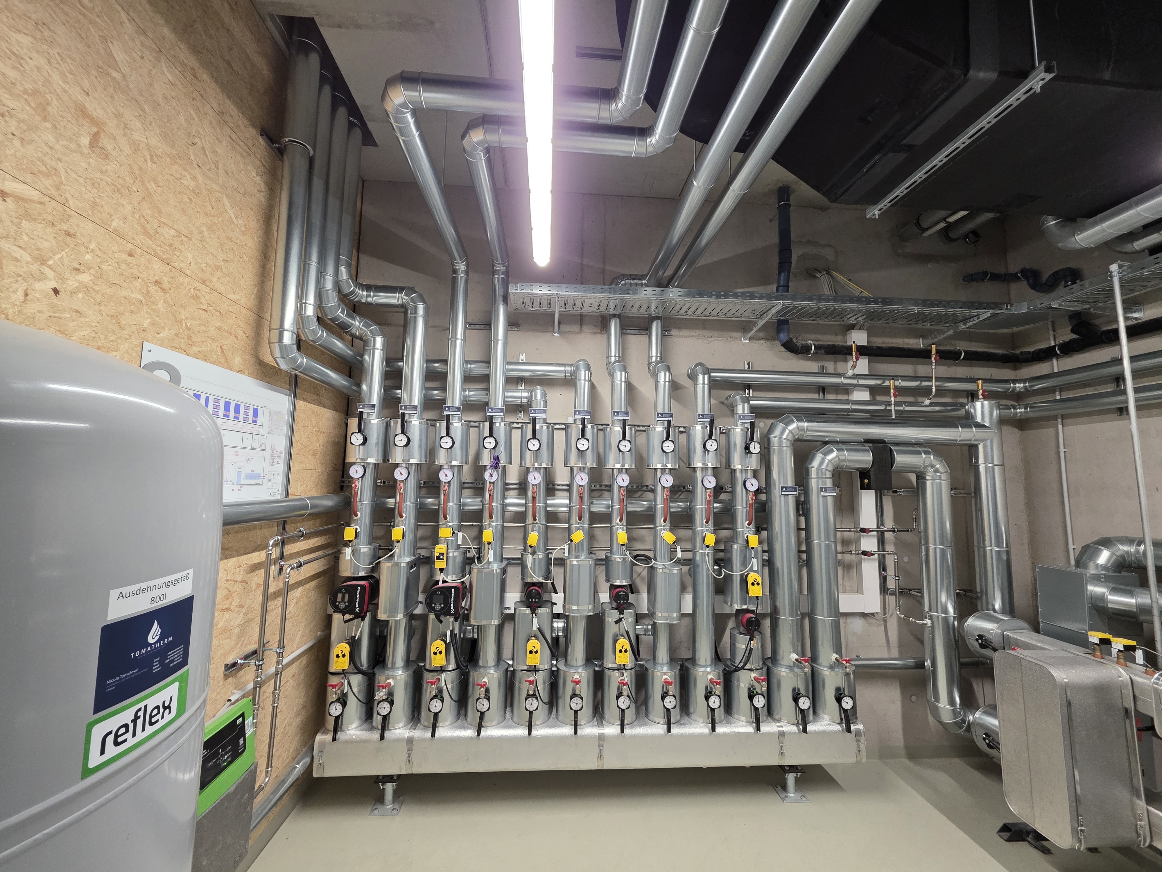 Heizverteilerstation mit Pufferspeicher und Ausdehnungsgefäß